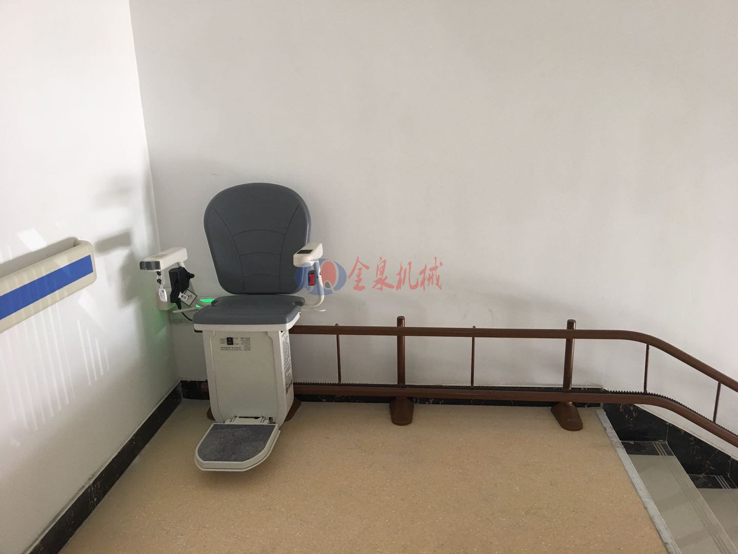 <b>濟南某醫院斜掛座椅電梯安裝完畢</b>